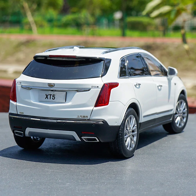 Модель автомобиля внедорожника из сплава GM XT5 в масштабе 1/18 литой металлический