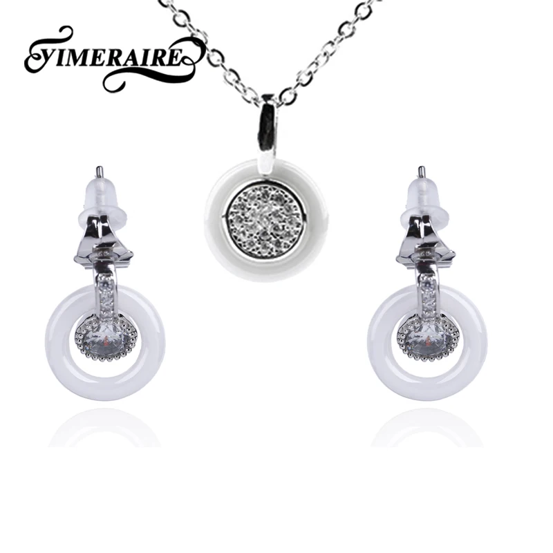 Простой набор ювелирных изделий черного и белого цвета в круглой форме с