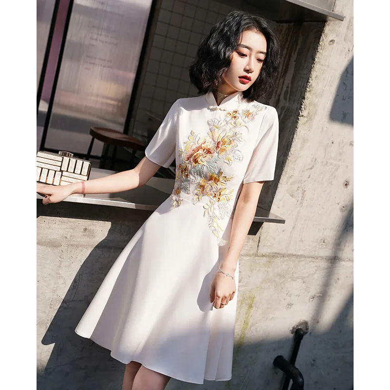 

Элегантное Белое банкетное платье с цветочной вышивкой в китайском стиле Qipao, новинка, роскошное короткое платье-трапеция с воротником-стой...