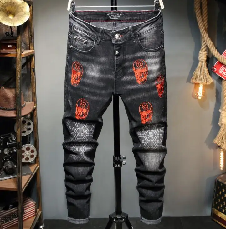 

Осенние мужские джинсы черные вышитые Стрейчевые мужские брюки штаны в европейском и американском стиле облегающие потертые брюки
