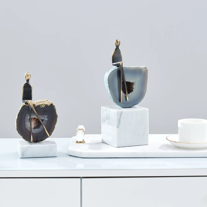 Современная Абстрактная латунная фигурка сидящая на агате камень Настольная