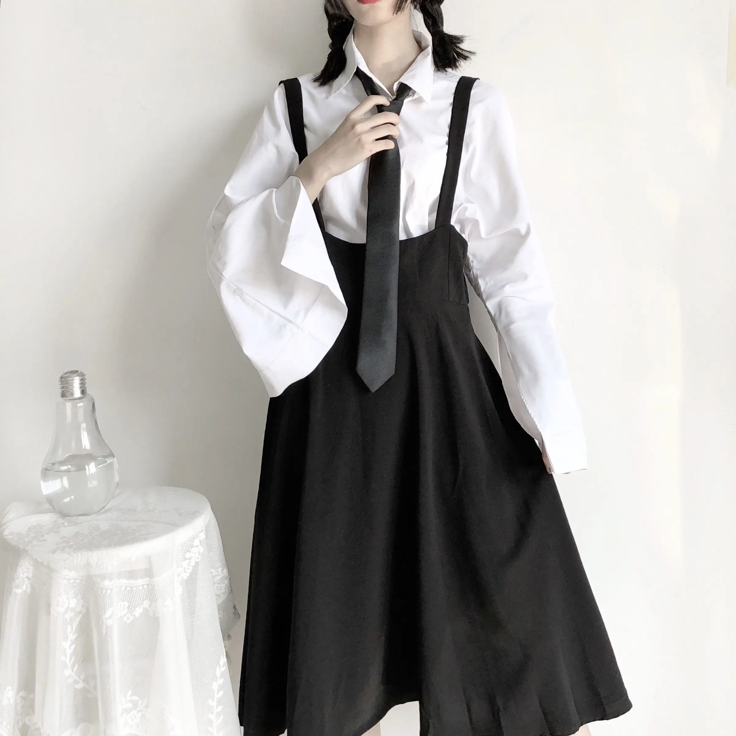 

Комплект женский демисезонный из белой рубашки и юбки на бретелях, 2021