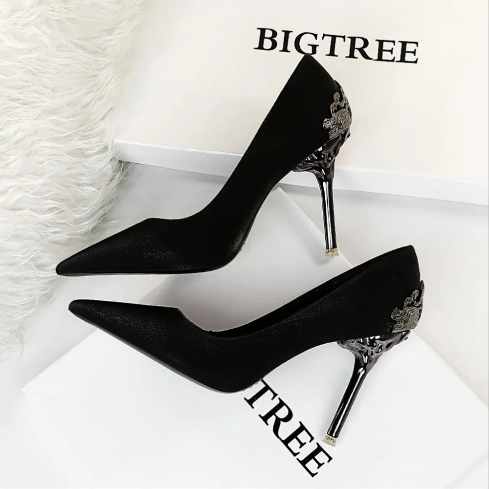 

Women Shoes Fashion Metal Decoration High Heels Shoes Silk Toe Women Pumps Red Black Banquet Party Mujer Bombas Wedding Shoes