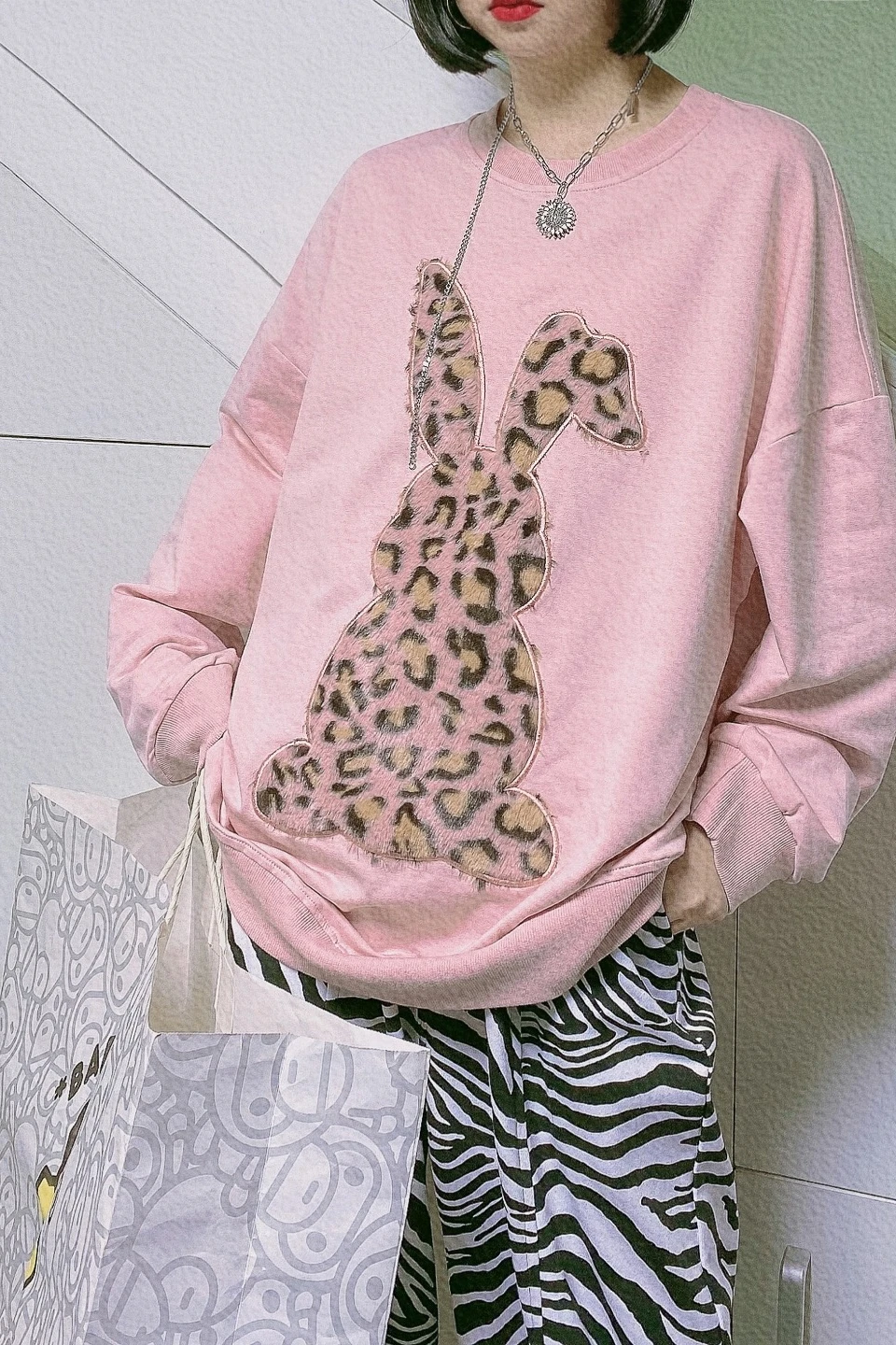 Милый крутой дизайнерский просторный пуловер с вышивкой в виде кролика для