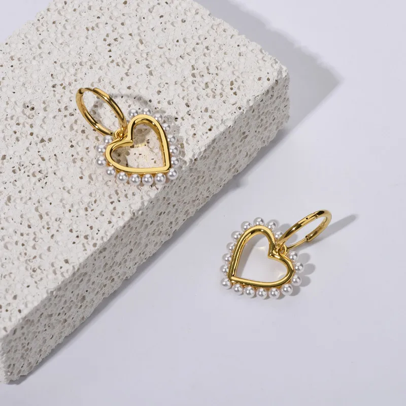 

Новые серьги с жемчужинами в Европе и Америке прекрасны в форме сердца и милые круглые серьги.