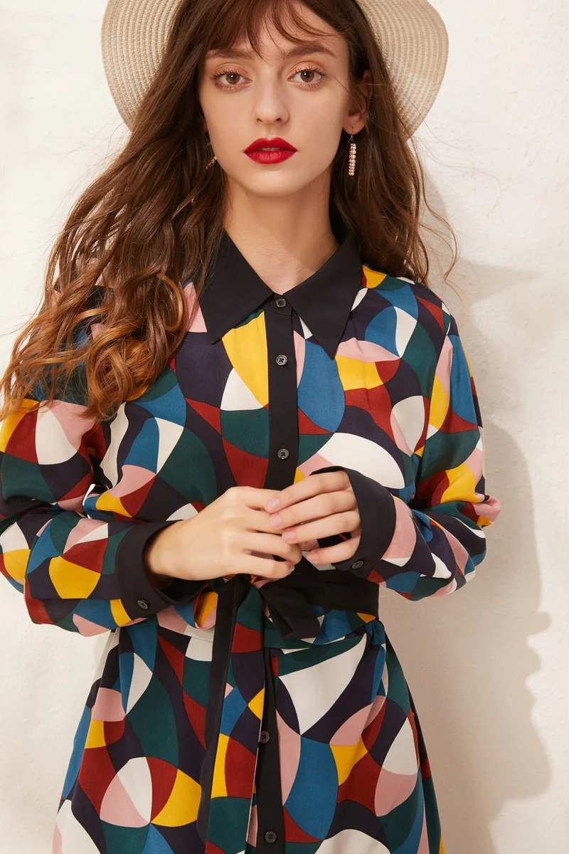 Платье рубашка из натурального шелка с длинным рукавом и ярким принтом