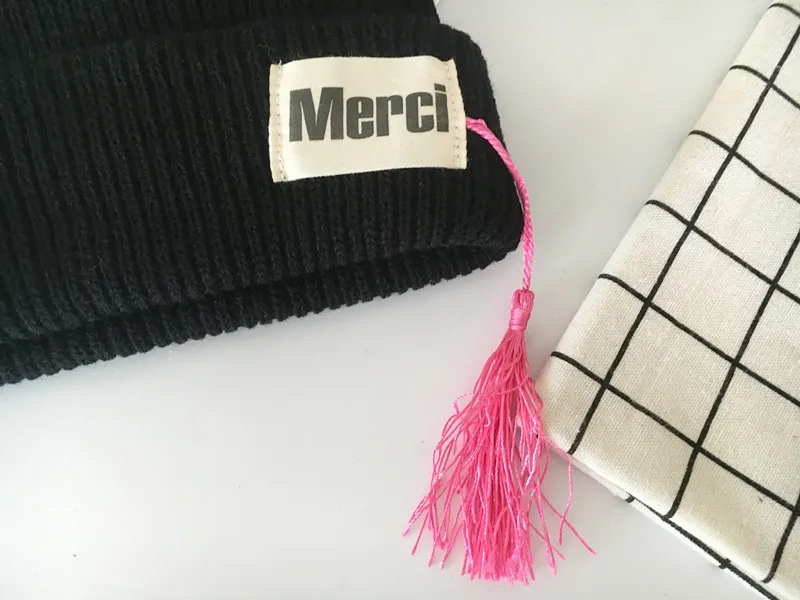 Новая осенне зимняя индивидуальная шерстяная шапка с кисточками и этикетками