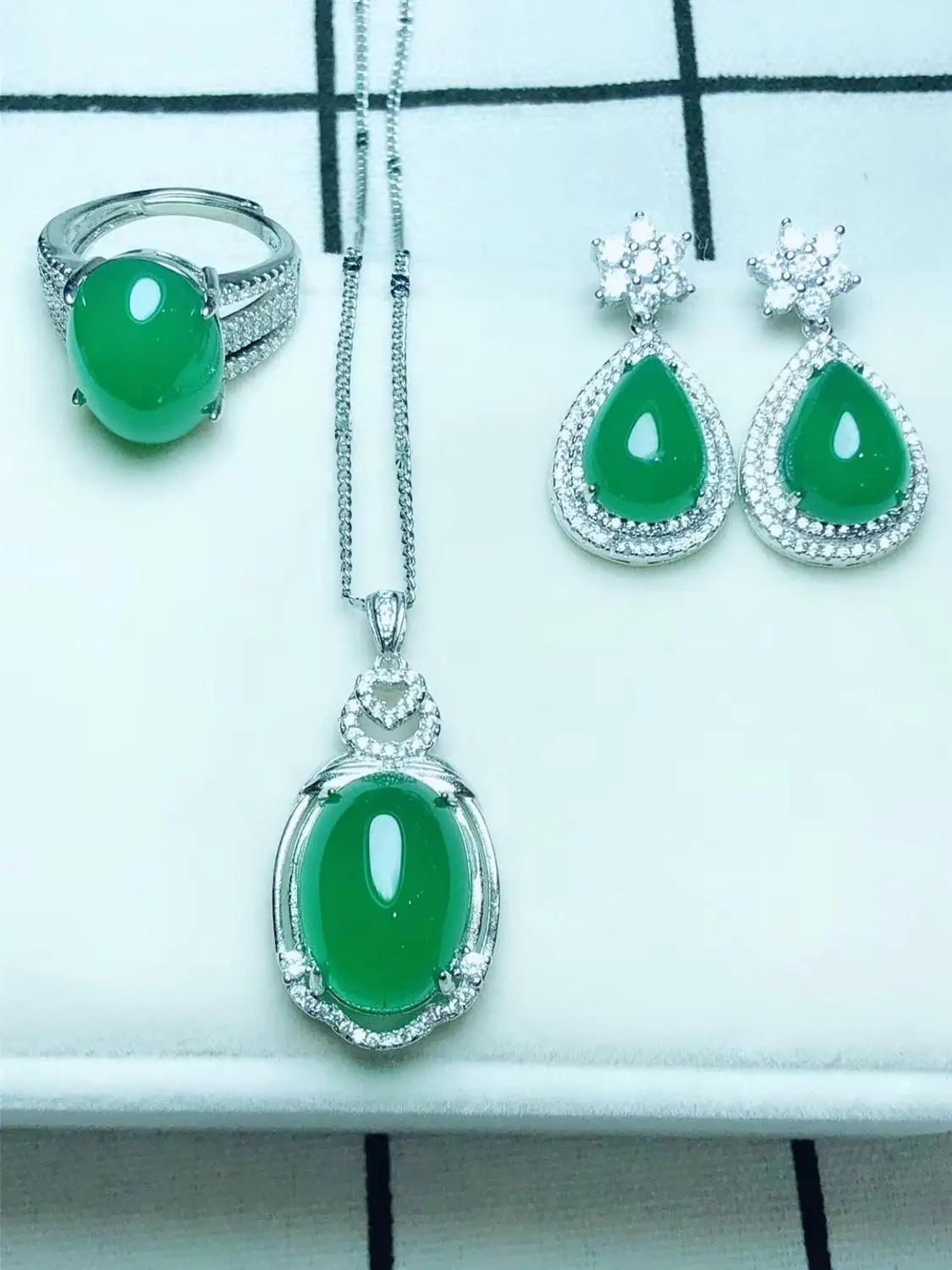 Набор из трех предметов серебра 925 пробы с натуральным изумрудом | Украшения и