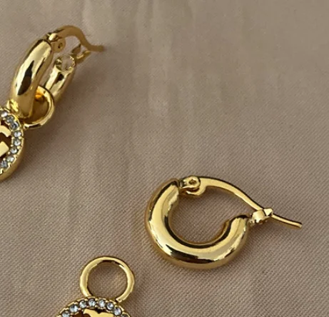 

Изысканные полированные модные текстурные серьги, съемные двухцелевые серьги с позолотой 18 карат, больше фотографий, пожалуйста, свяжитесь...