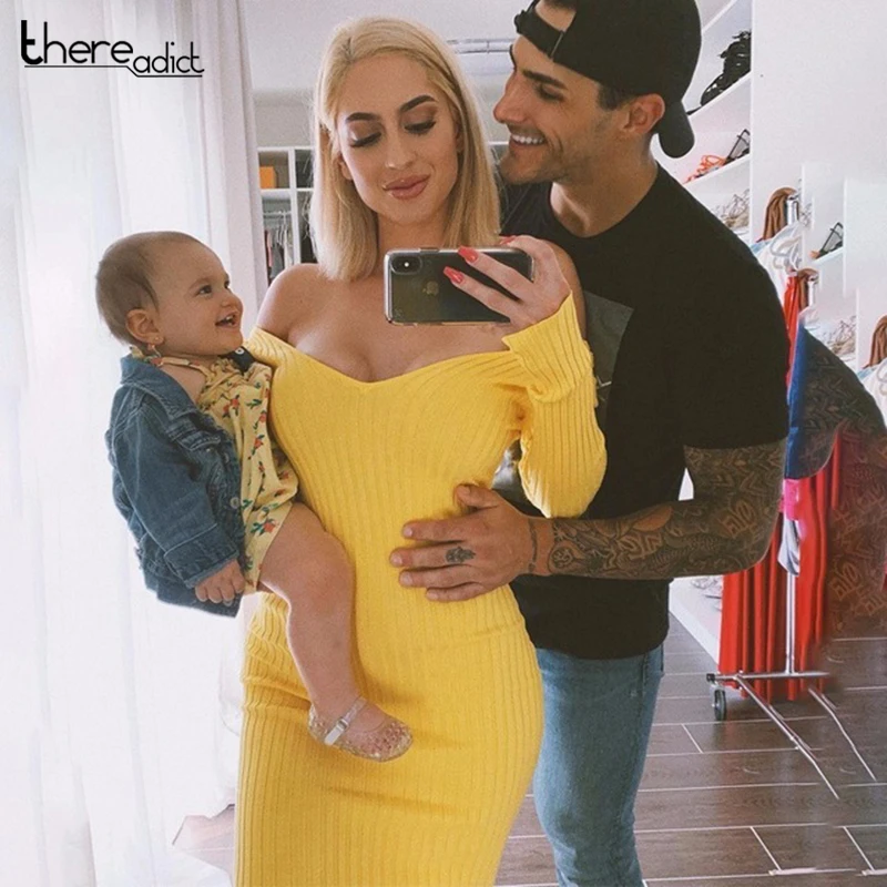 Женское трикотажное платье с длинным рукавом желтое облегающее открытыми