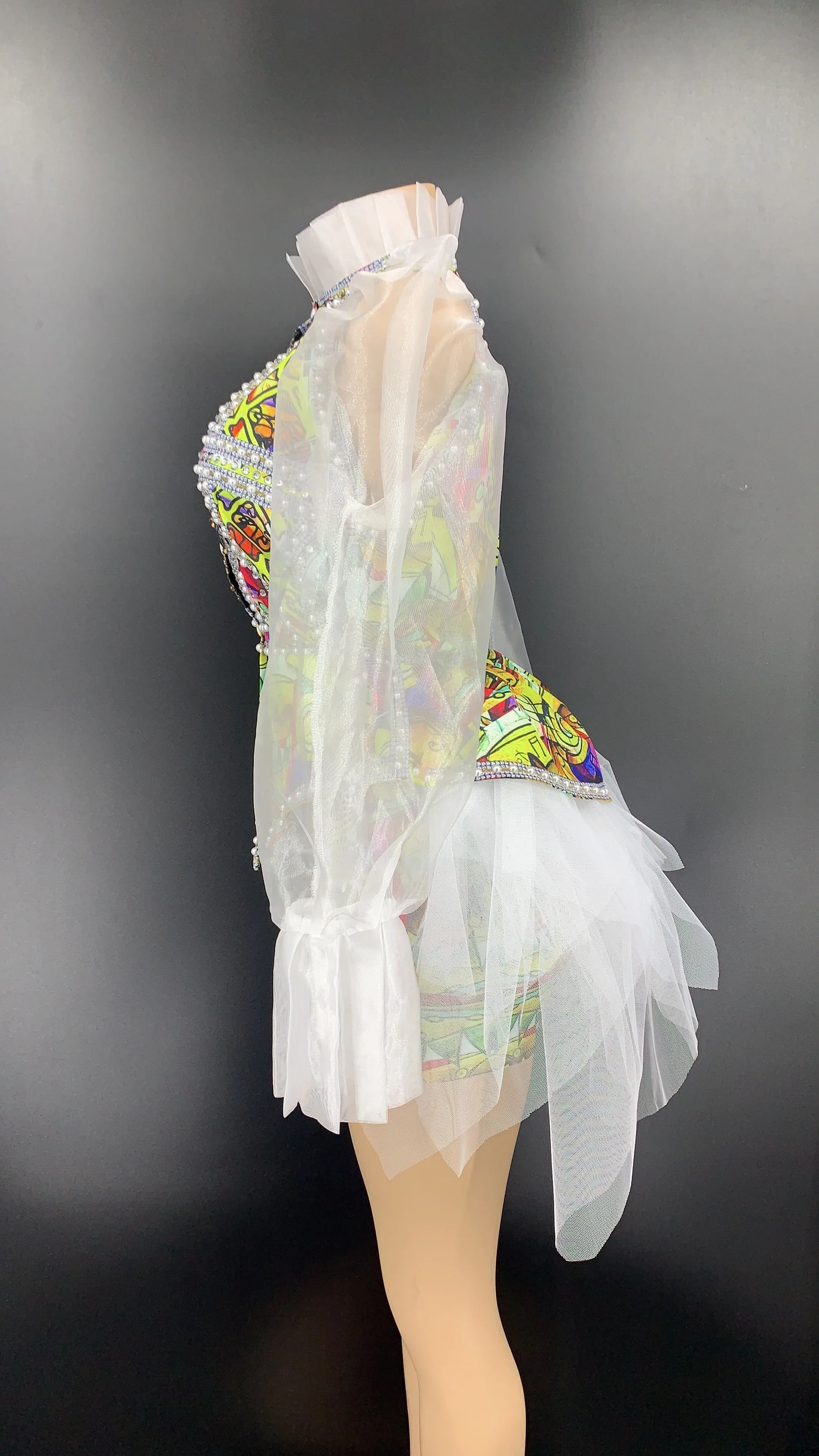 Женская короткая рубашка с рисунком граффити украшенная камнями и жемчугом