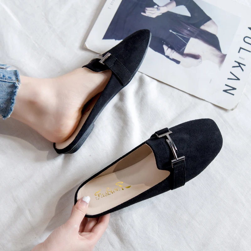 С металлической отделкой на плоской подошве с квадратным носком Туфли без