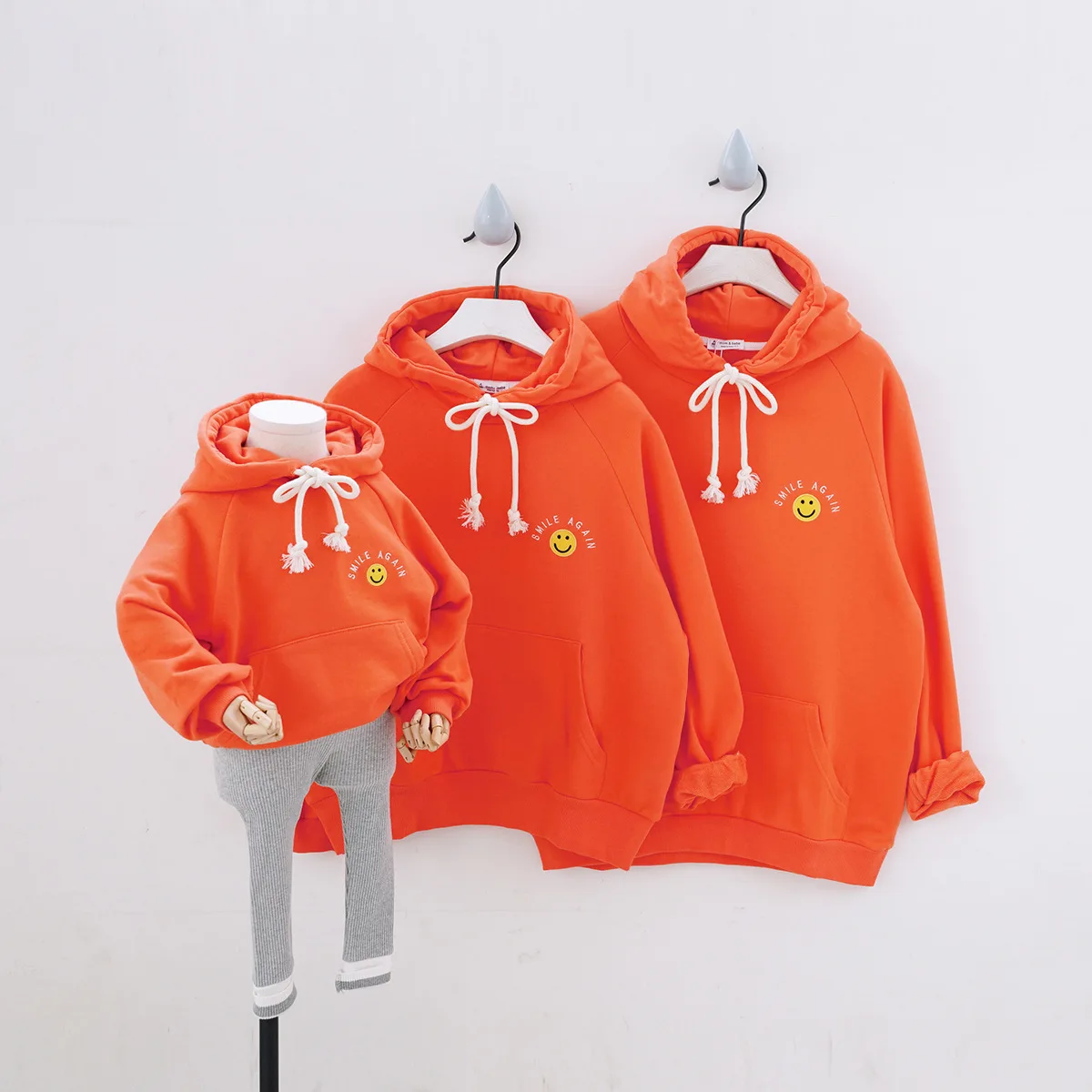 

Sport Orange Red Hooded Family Matching Outfits Loose Sweatshirts Mom Daddy Kids Suits Hoodies Parent-Child Clothing Couple Wear