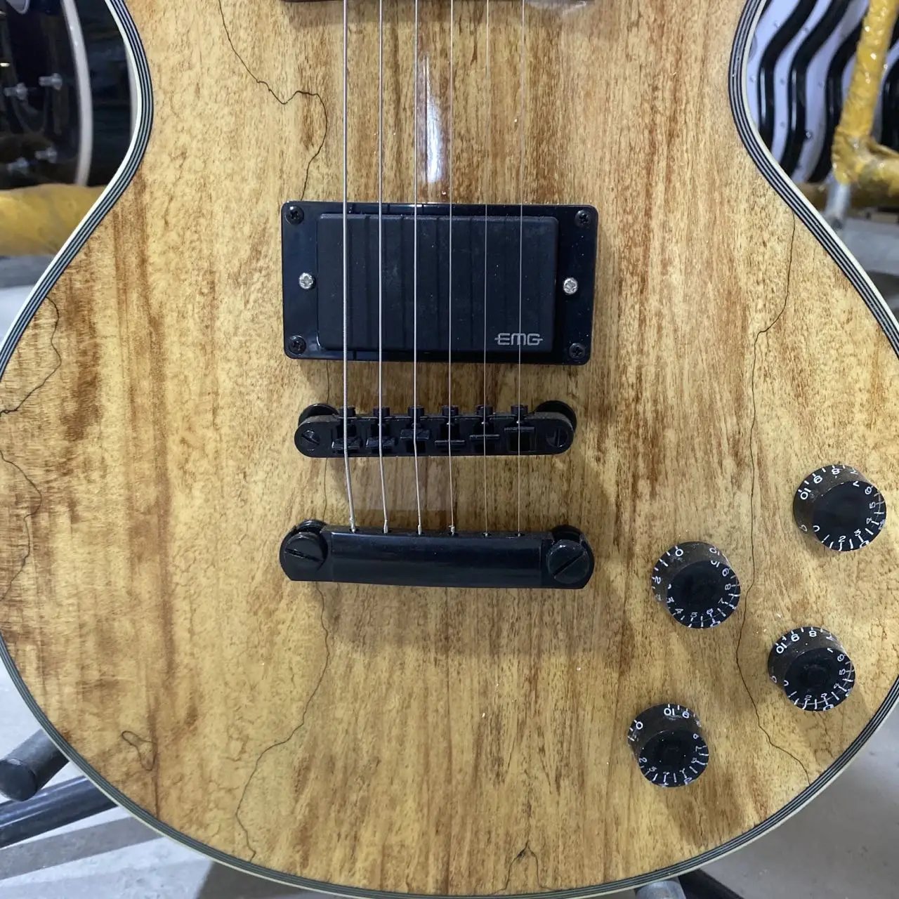 Пользовательская электрическая гитара Burl Maple Top Black Hardware Rosewood фингерборд высокого