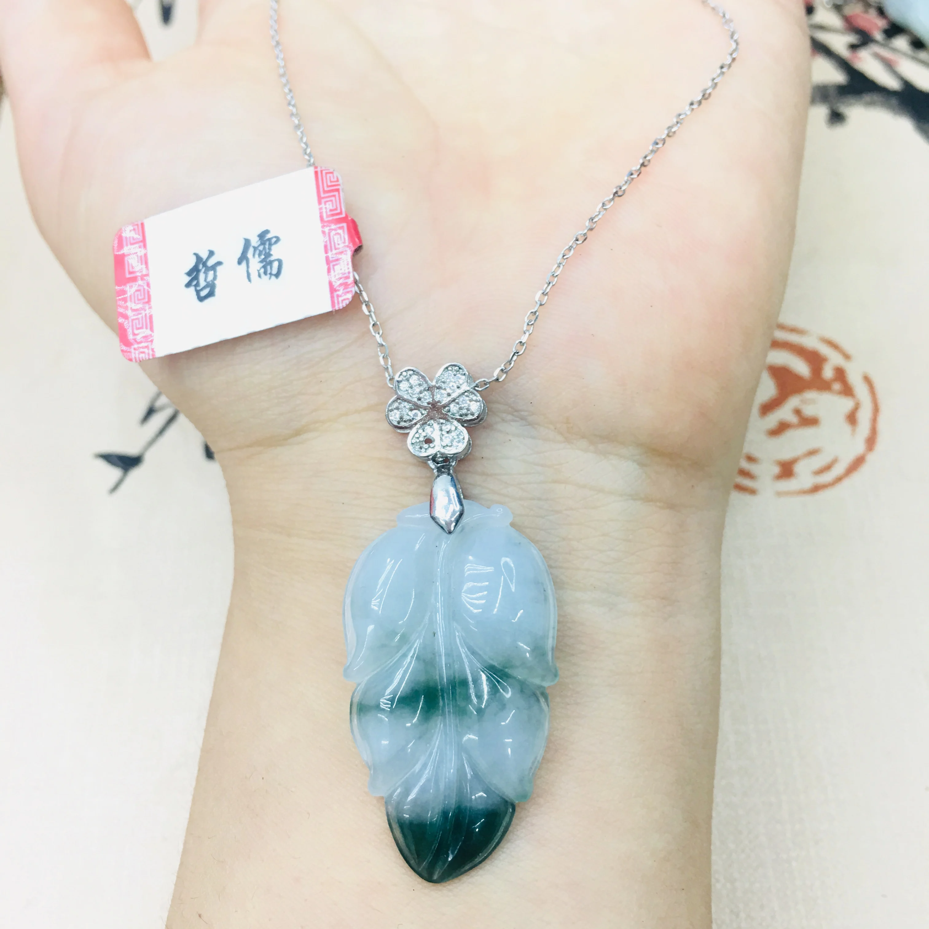 Кулон Из бирманского изумруда с нефритовой резьбой двухцветный кулон в виде