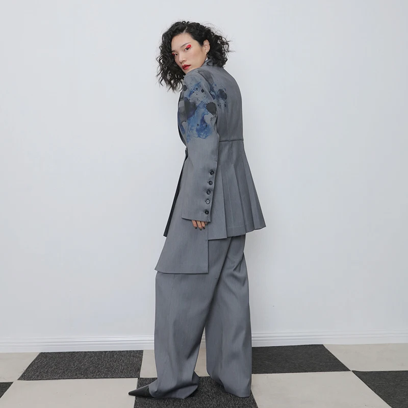 Женский ассиметричный пиджак EAM серый плиссированный свободного кроя с отложным