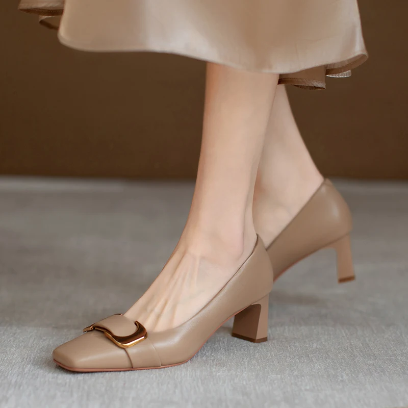 

Женские туфли из натуральной кожи, туфли-лодочки, на толстом квадратном каблуке, с металлическим украшением, 22-25 см, популярная в Европе и Ам...