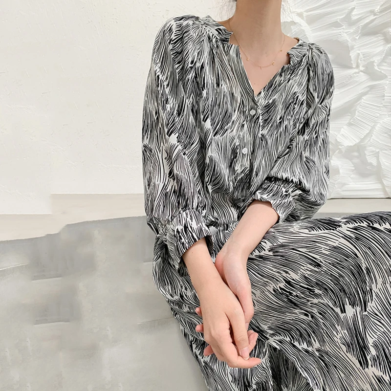 

[EAM] Women Black Vintage Print Big Size Long Dress New V-Neck Long Sleeve Loose Fit Fashion Tide Spring Autumn 2021 1DD5913