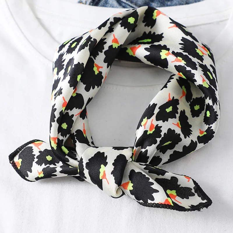 

2020 Fashion Women Square silk Scarf Elegant leopard print Spring Summer Head neck scarf girls Hair Tie Band Neckerchief bandana