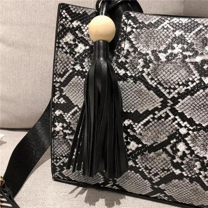 Портативные сумочки из искусственной кожи со змеиным принтом, женская сумка на плечо для ежедневных покупок, женские сумки с кисточками, вместительные сумки