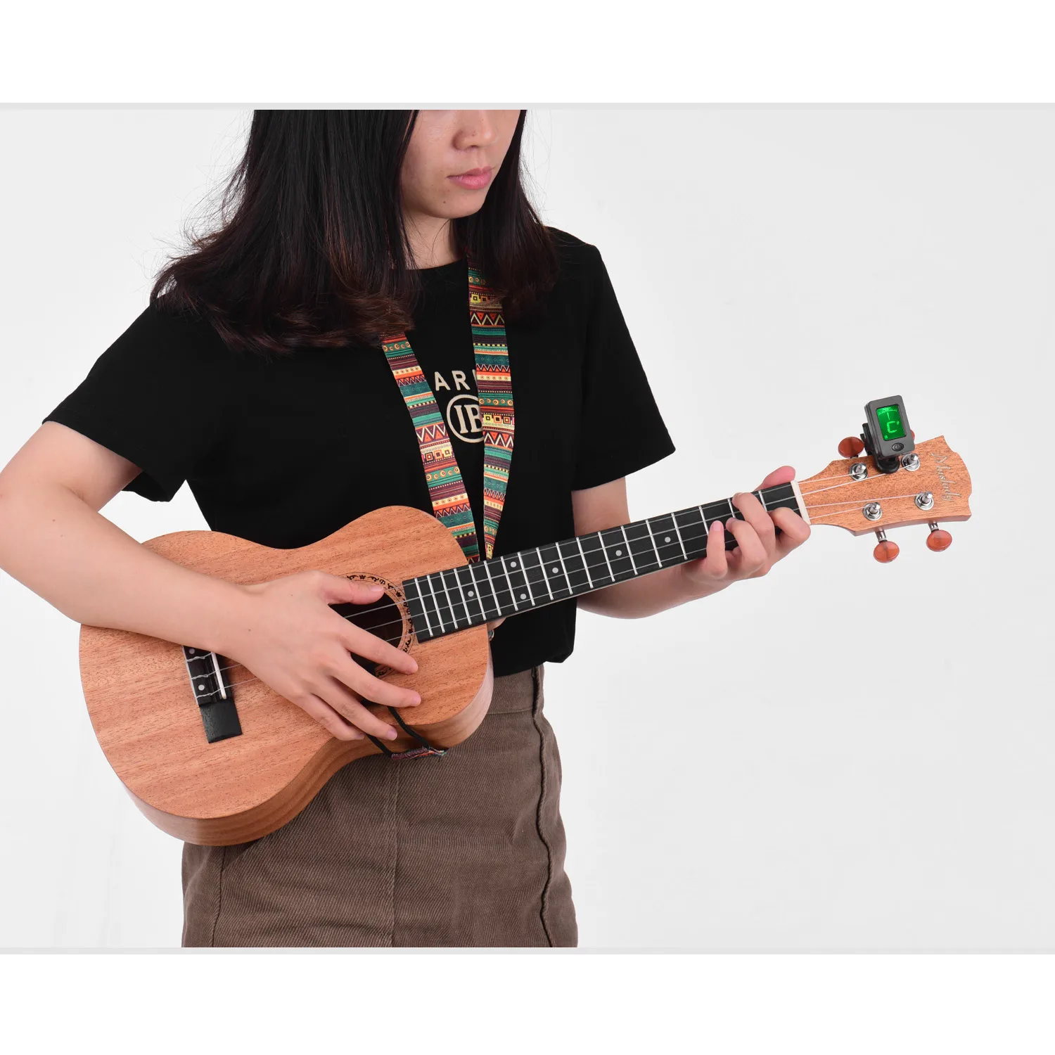 

Укулеле Muslady 21/23/26 дюйма для концертов, укулеле из красного дерева, пристегивающийся тюнер, тюнер для очистки ткани, каподастр, 3 предмета, мед...