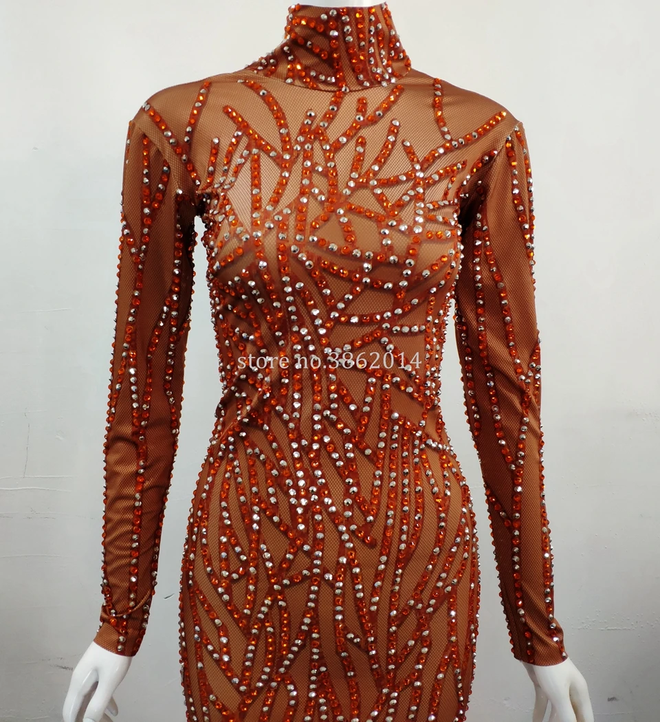 Женское платье с перьями блестящее длинное со стразами и длинным шлейфом |