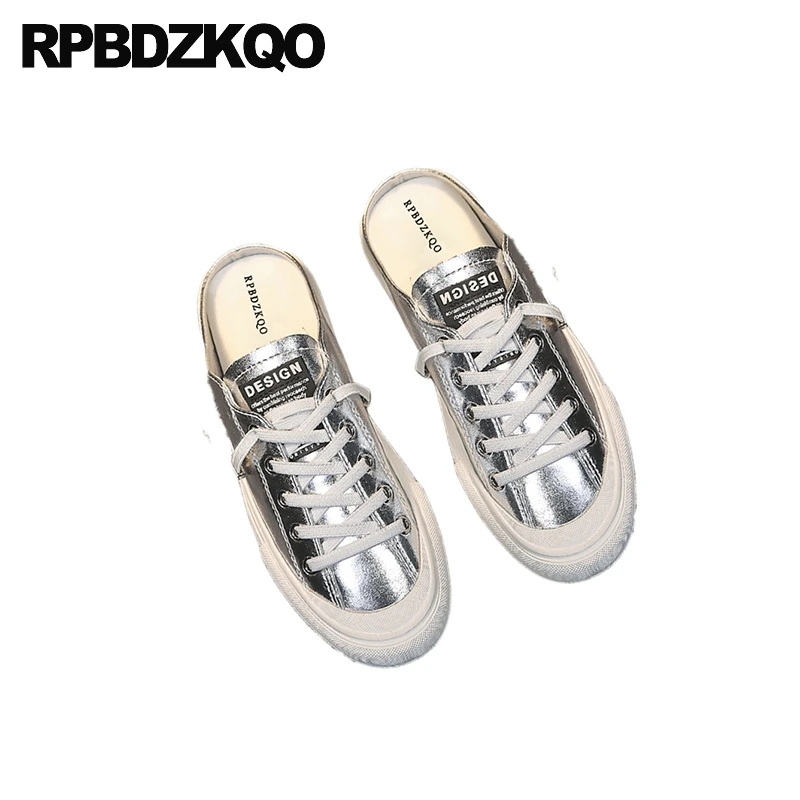 Женские кроссовки на плоской подошве серебристые с круглым носком шнуровке