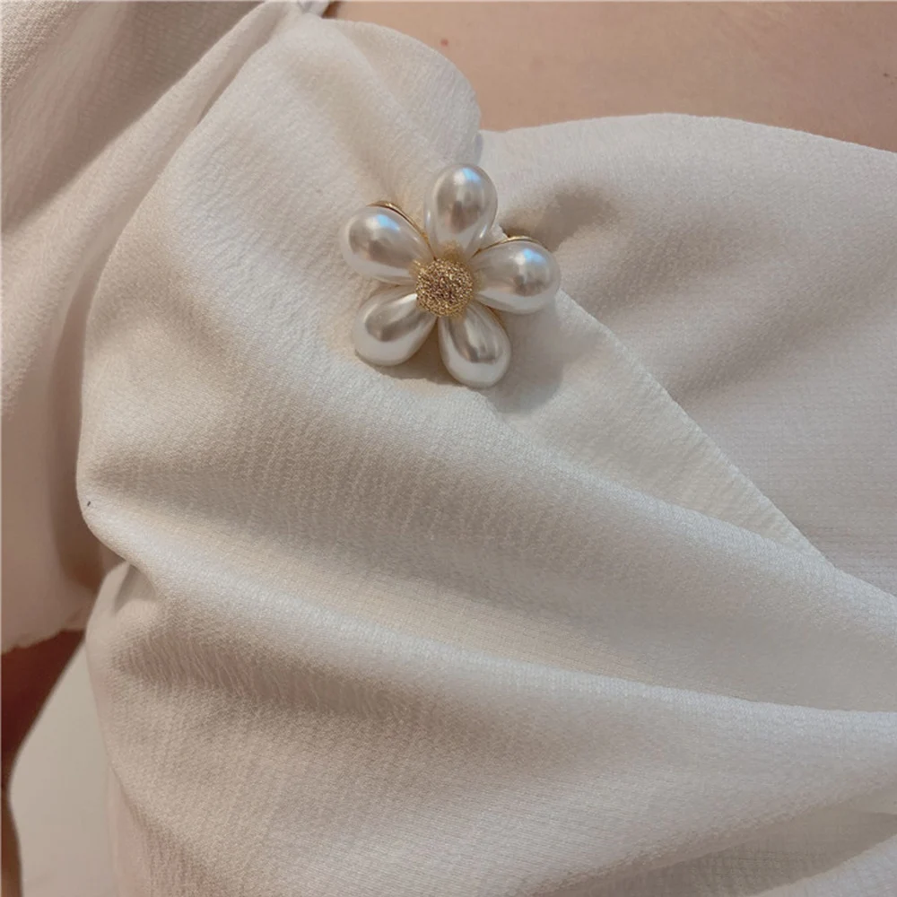 

Flower Pearl Brooch New High Quality Sweet Bow Elegant Temperament Women Badges Ladies Clothes Collar Accessories Pins