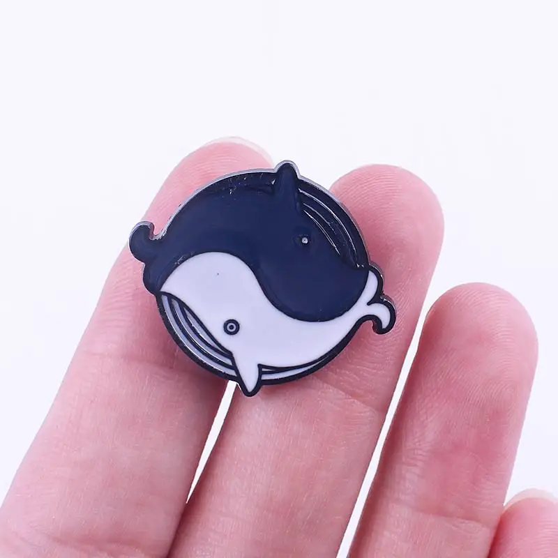Нагрудный значок с изображением черно-белой рыбы бейджи Значки Металлические
