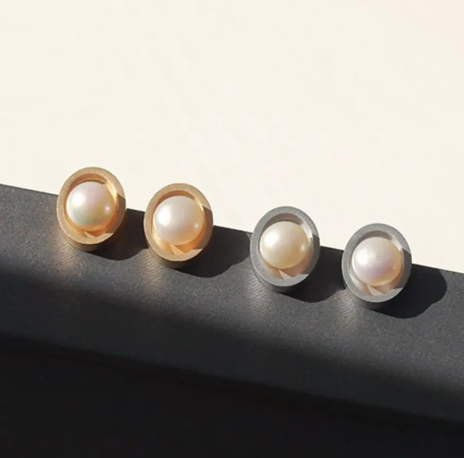 

Women's Vacuum Plating Real Gold Natural Pearl Simple And Versatile Fashion Titanium Steel Earrings Get A Highlighter Free
