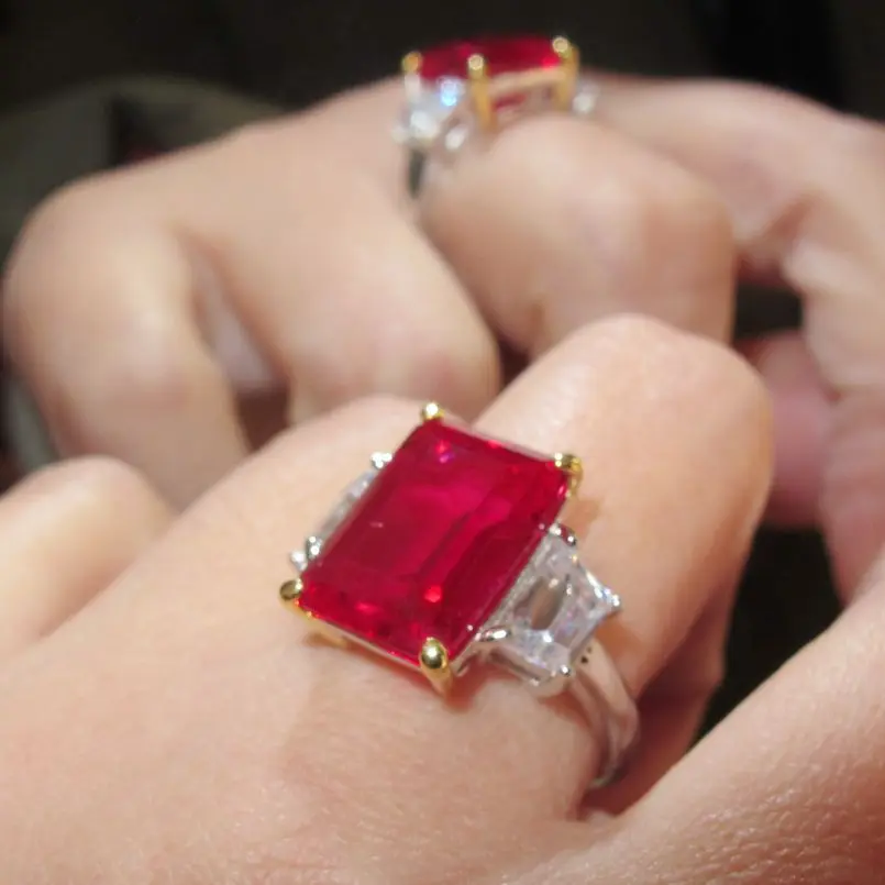 Женское кольцо с имитацией муассанита серебро 925 пробы красным камнем