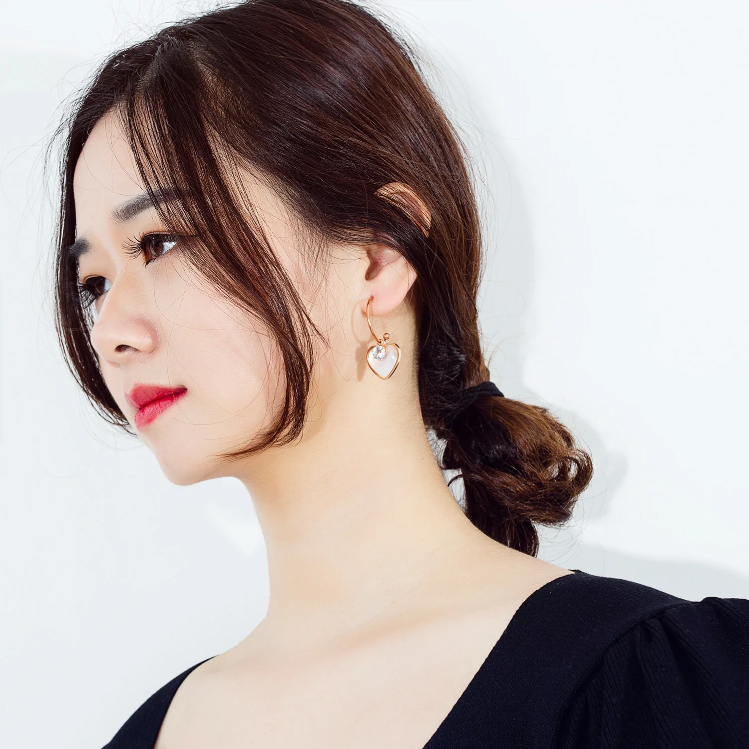 

CH-1489 Japan and South Korea net celebrity cross-border earrings wholesale stainless steel diamond shell c-shaped earrings