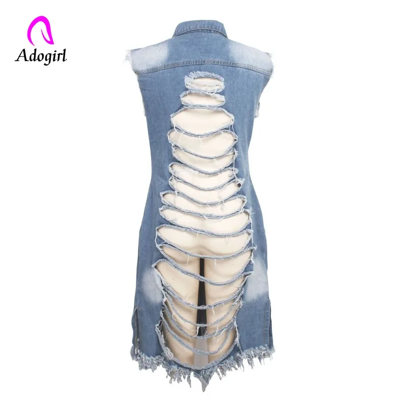 Женское джинсовое платье-туника без рукавов с синими пуговицами спереди и