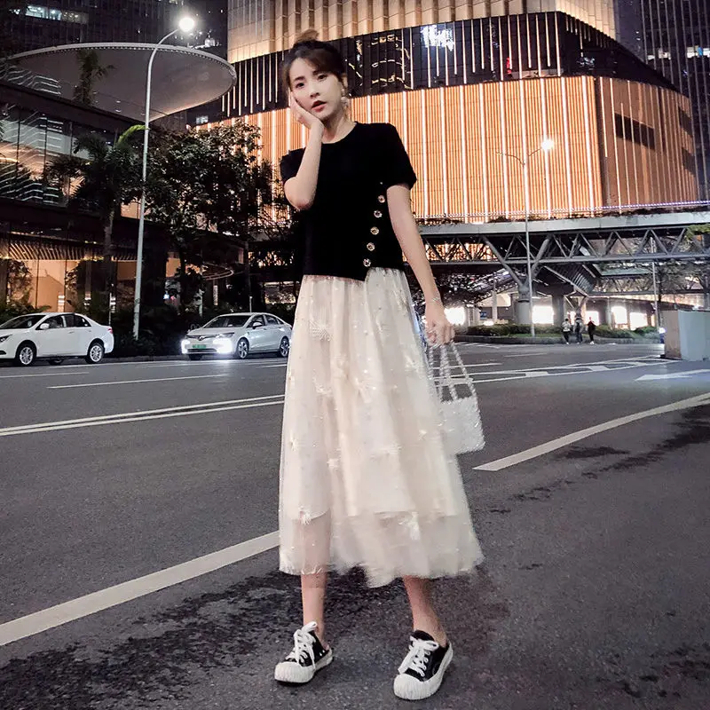 Женский костюм из двух предметов черная футболка на пуговицах с коротким рукавом