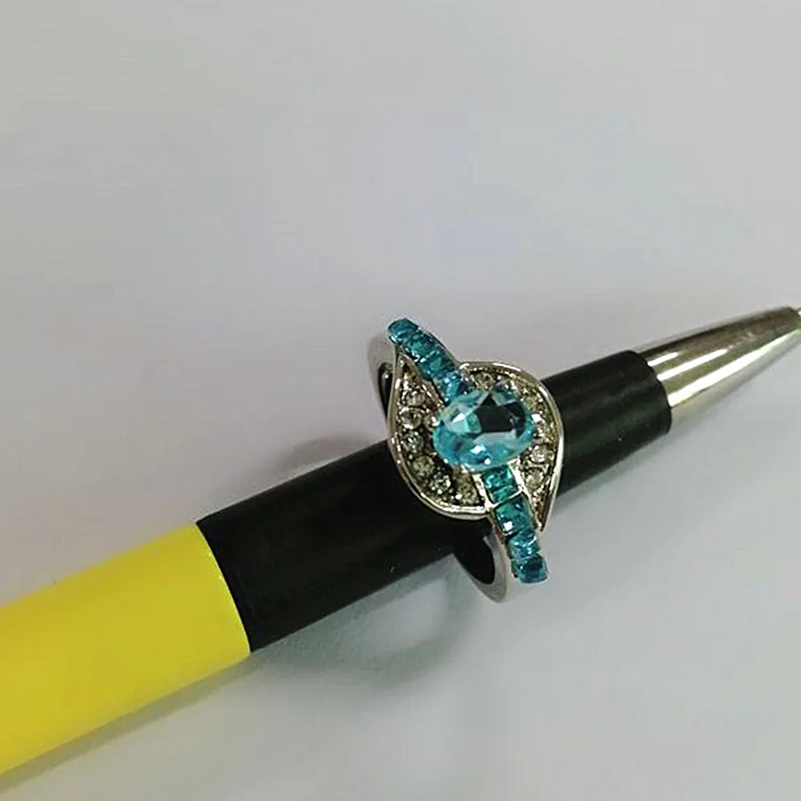 Женское свадебное кольцо серебряного цвета обручальное с кристаллами ювелирные