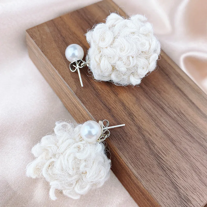 Мы цветок шикарные большие белые серьги с меховым шаром женские трендовые