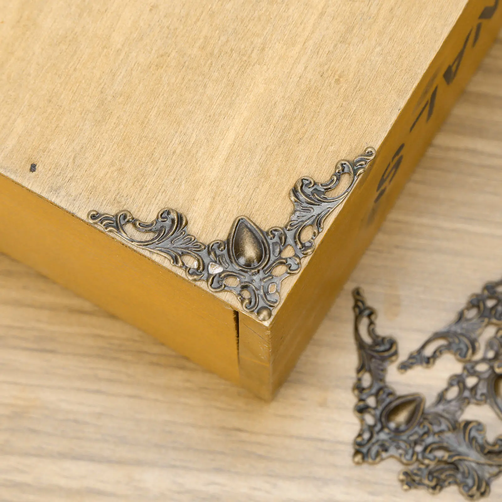 Металлические угловые кронштейны 30 шт. золотистый Бронзовый чехол для ноутбука