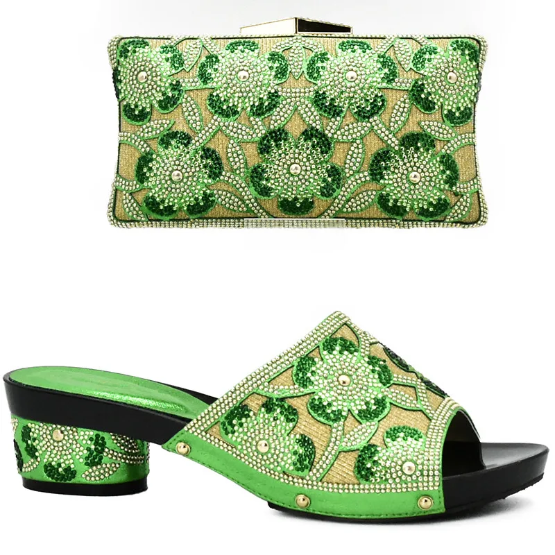 Набор женских туфель и сумок в итальянском стиле золотого цвета украшенные