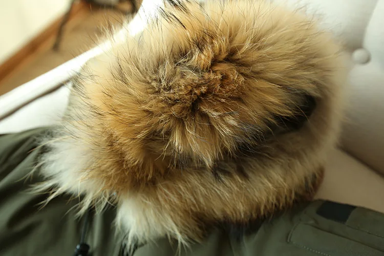 Женская куртка пилот в стиле милитари зимняя короткая с воротником из