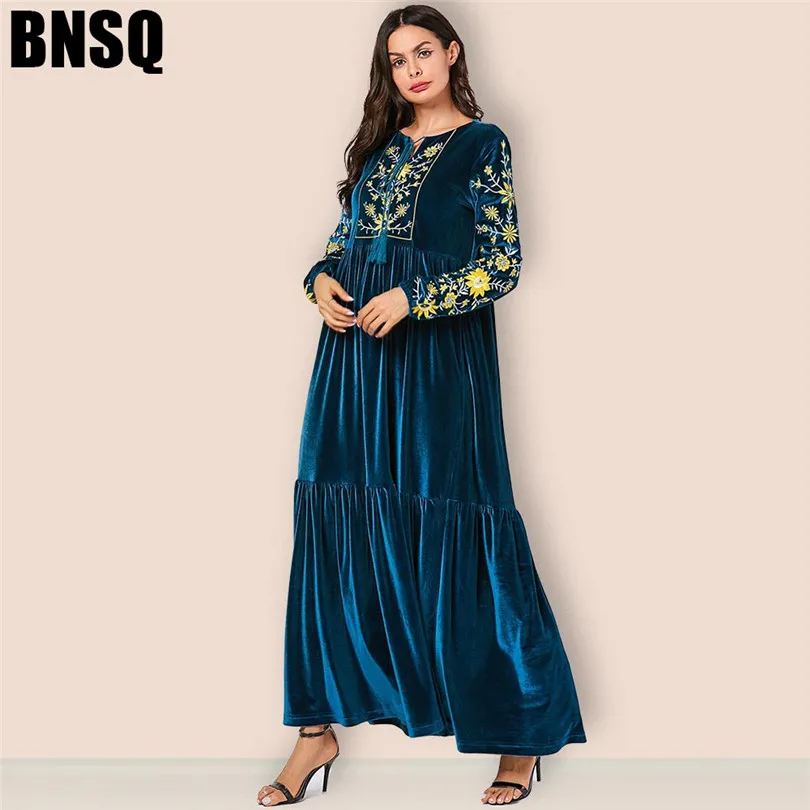Мусульманское женское платье с длинными рукавами бархатное вышивкой в Дубае