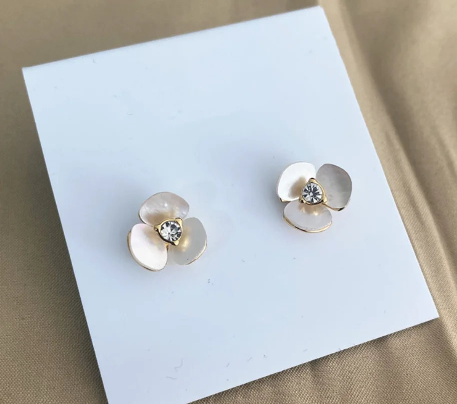 

Light luxury, small and versatile clover earrings and mother of pearl earrings are plated with 18K gold