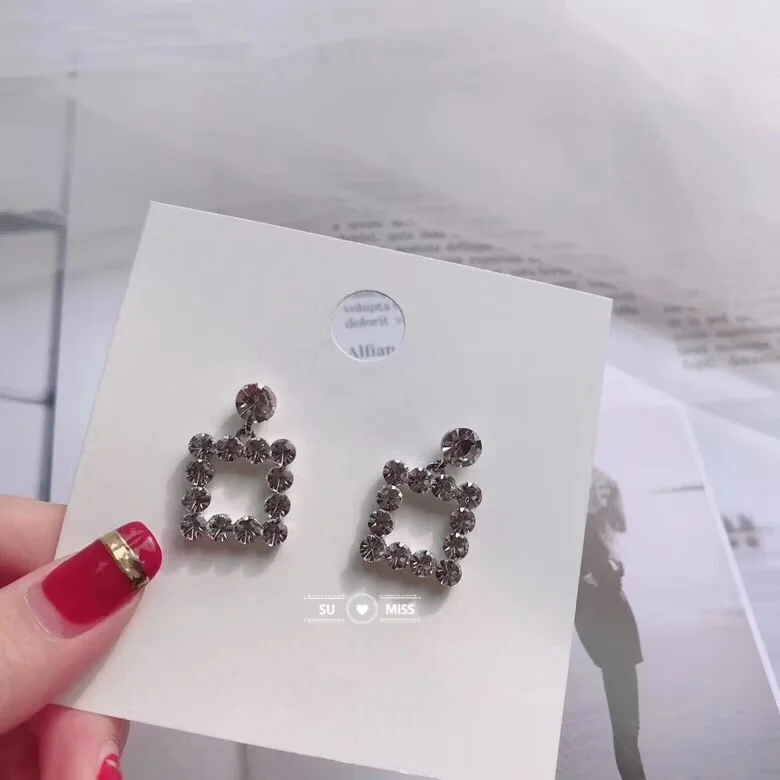 

Классические квадратные женские серьги с кристаллами, простые циркониевые геометрические серьги, эффектные женские серьги, бесплатная дос...