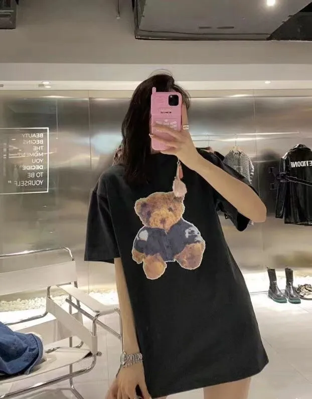 

Early spring 2021 new men's and women's T-shirt with big drop shoulder and big silhouette Classic bear design in two colors