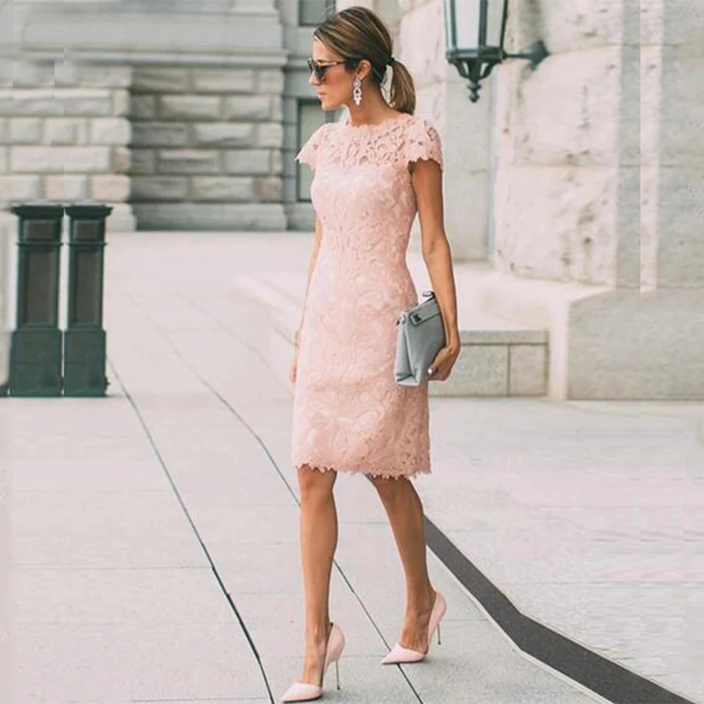 

Pink Sheath Mother of the Bride Dresses 2021 Lace Short Sleeve Jewel Neck Wedding Knee Length Plus Size Guest Gowns