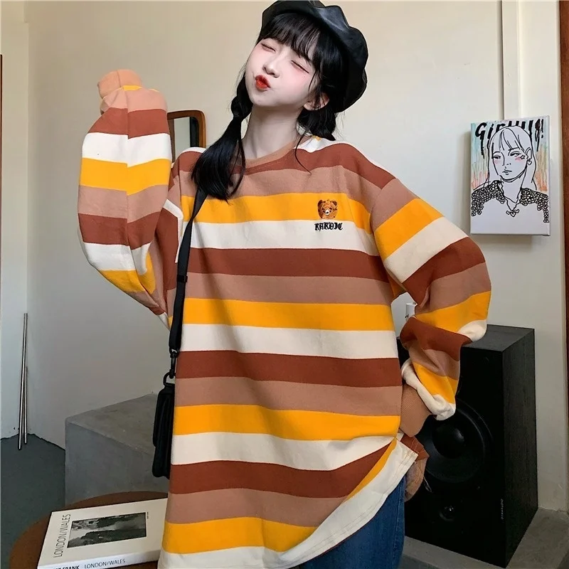 

Женские свитшоты с вышивкой в виде головы медведя