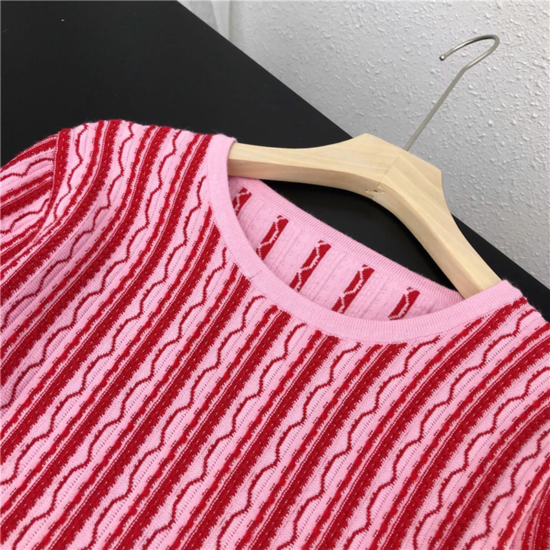 Осенне зимнее трикотажное платье с длинным рукавом и о вырезом геометрическим