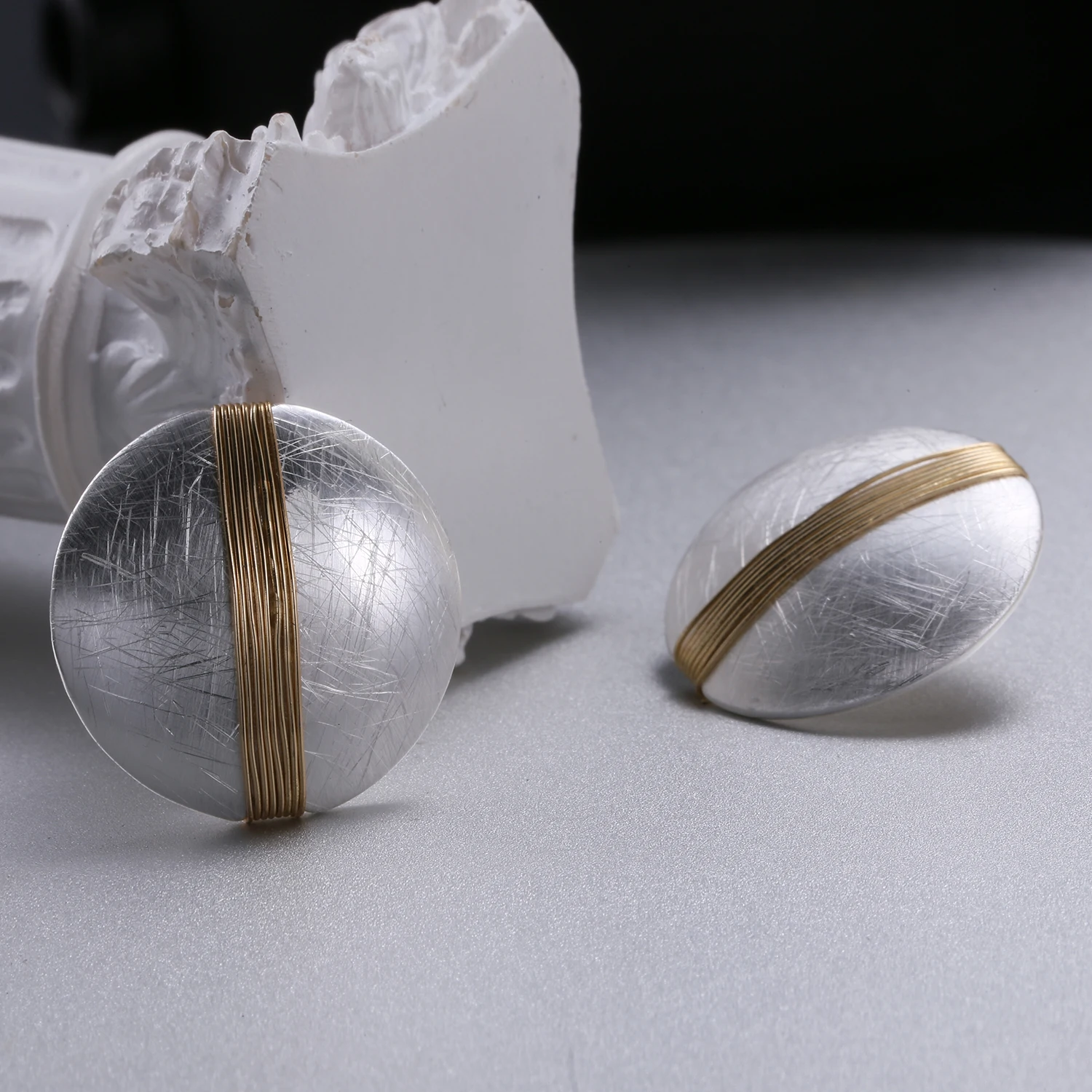 

2021 Designer Brand Round Stud Earrings for Women Small Ear Jewelry Multi-Layered Metal Lines Abstract Minimalist Girls Ear Nail