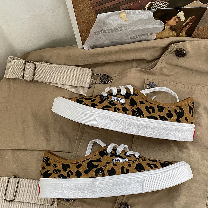 Весна Женская полотняная обувь с леопардовым принтом на шнуровке женские