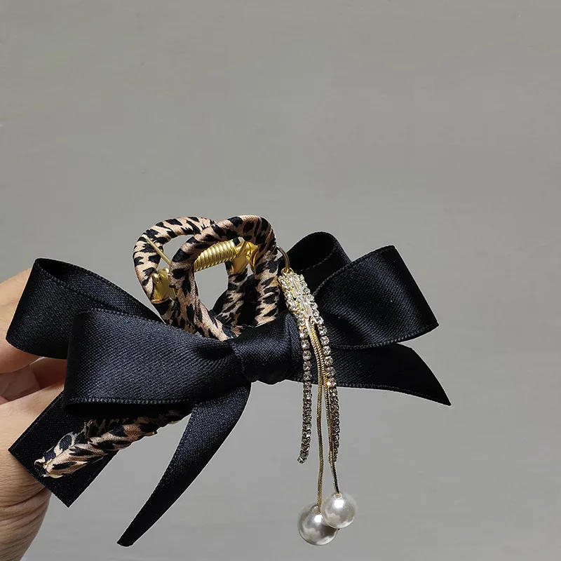 

Catch clip South Korea headdress leopard print retro bow tie hair shark clip ins diamond tassel pearl metal hair clip