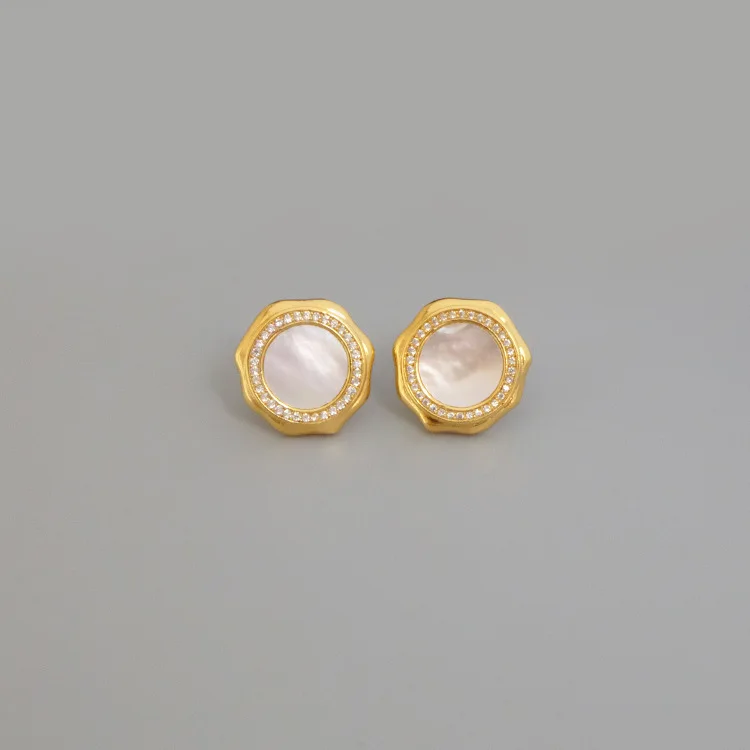 

Европейские и американские серьги в виде натуральной ракушки с инкрустированным микро цирконием, темпераментные серьги, геометрические се...